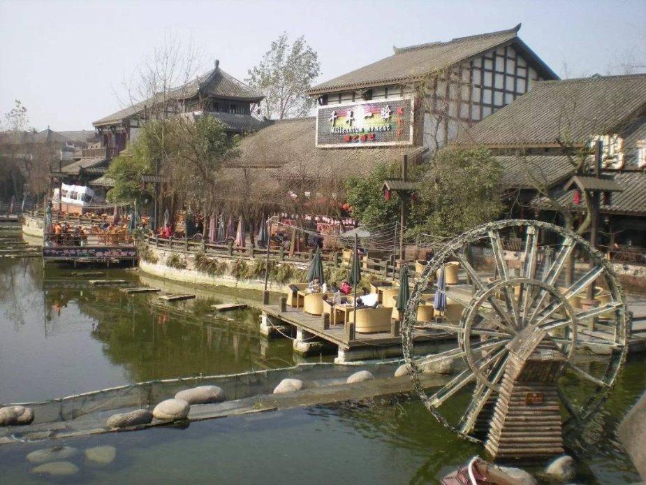 逃离荒废房屋